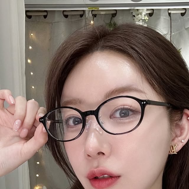 구슬이🔮 on Instagram: "#광고

아이웨어 브랜드 모먼트어스✨
깔끔하고 클래식한 디자인이라 맘에 쏙~
세련되고 트렌디한 디자인들이 많으니 구경 해보세요!!!✨"