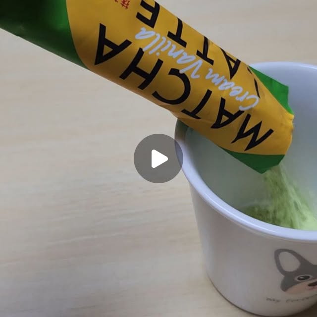 걸스맘🙋‍♀️ on Instagram: "요즘 집에서 제일 자주 꺼내 마시는 게
쟈뎅 까페모리 말차라떼예요 🍵

그중에서도 저희 집 픽은
💚 말차 크림 바닐라 라떼
🍓 말차 딸기 라떼

커피는 저만 마시게 되는데,
말차라떼는 중학생 아이들이랑도 같이 마실 수 있어서
자연스럽게 “차 한 잔 할까?” 하면서
대화 시간이 생기더라고요.

☁️ 말차 크림 바닐라 라떼는
말차 특유의 쌉싸름함에 바닐라의 부드러움이 더해져서
쓴맛 거의 없이 달콤하고 크리미해요.
아이들은 “이거 카페 맛 난다!” 하면서 먼저 찾고,
저는 하루 끝에 따뜻하게 한 잔 마시면
괜히 마음까지 느슨해지는 느낌 🤍

🍓 말차 딸기 라떼는
상큼한 딸기향 덕분에 말차가 처음인 아이들도 거부감 없이!
동결건조 딸기칩이 씹혀서
“엄마 이거 재밌다” 하면서 더 잘 마시더라고요.
온 가족 다 같이 마셔도 취향 안 갈려서 더 좋았어요.

스틱형이라 물이나 우유만 있으면 끝,
카페 갈 시간 없을 때 홈카페로 딱이고
무엇보다 커피가 아니라서
아이들이랑 차 한 잔 하며 이야기 나눌 수 있다는 게
요즘 제일 마음에 들어요.

온 가족이 같이 즐길 수 있는
달콤한 말차라떼 찾고 계셨다면
이 조합은 진짜 추천이에요 🌿🍓

#쟈뎅말차라떼 #말차크림바닐라 #말차딸기라떼
#홈카페 #말차라떼"