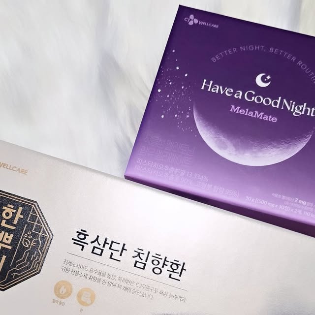 성해니 on Instagram: "#광고 흑삼단 침향환 + 멜라메이트 정제 선물세트🎁 

계절이 바뀌면서 면역력이 약해지고 자주 피곤해지는 요즘인데요🥲 

특히 기력이 약한 어르신들에게 간절기는 특히 건강을 더 챙겨야되는 시기기도 해요🤔 

더불어 돌아오는 추석 명절 부모님 선물이 고민이신 분들께 선물 좀 해보신 분들이 추천하는 센스있는 선물세트❣️ 

진세노사이드 흡수율을 높인 특허받은 CJ구증구포 흑삼으로 전통과 건강의 가치를 모두 담은 대한민국 TOP3 인홍삼 브랜드, 한뿌리 브랜드의 선물세트입니다😊 

홍삼은 일반적으로 수삼을 1~2회 찌고 말려 붉은 색을 띠지만, 흑삼은 수삼을 찌고 말리는 과정을 9회 반복해서 검은 빛을 띄고 진세노사이드의 함량이 증가한다는 사실‼️ 

CJ 구증구포 흑삼농축액은 100% 국내산 수삼만을 사용하고, 숲속의 검은 진주라고 불리는 국내 제조 침향 분말이 무려 15%나 들어있다고 하는데요✨️ 

그 외에도 녹용, 당귀, 산수유와 9가지 전통소재를 더해 전통가치를 그대로 살렸다고 합니다🎶 

CJ R&D 기술력으로 쓴맛은 줄이고 부드러운 식감과 풍미는 올려 환 입문자들에게도 좋을 것 같았어요👍 

흑삼단 침향환과 세트인 멜라메이트도 누구나 가벼운 마음으로 시작할 수 있는 식물성 멜라토닌인데요🌙 

서아시아의 햇살을 머금고 자란 1kg의 피스타치오에서 단 1% 멜라토닌만을 까다롭게 추출해 만들어졌다고 해요💕 

매일 편안한 루틴을 지키고 싶을 때 잘 챙겨먹어주고 있습니다💤 

흑삼단 침향환 + 멜라메이트 정제 선물세트는 합리적인 가격에 효과와 효능을 확실히 믿을 수 있는 브랜드의 건강 제품을 선물하고 싶은 분들께 추천드려요💝 

#침향환 #침향환효능 #침향환효과 #흑삼단침향환 #명절선물 #명절선물세트 #부모님선물 #멜라메이트 #흑삼단 #cj웰케어 #선물세트 #선물 #추석선물세트 #식물성멜라토닌 #멜라토닌추천"