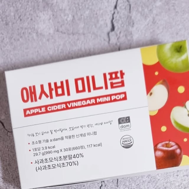오도경 on Instagram: "#협찬

@foryu.lab

포켓사이즈로 간편하고 들고다니면서 맛있게 식단관리하면서 챙겨 먹을 수 있는 <고객관점의 샐러드 미니팝과 애사비 미니팝>을 먹어봤어요✨️

40종 이상 야채와 과일이 함유되어 식전 스파이크를 방지하는 샐러드 미니팝은 식전에 섭취하면 되고 사과초모식초 40%가 함유되어 더부룩한 속을 가볍게 해주는 애사비 미니팝은 식후에 섭취하면 되는데 새콤달콤 맛있는 초소형 정제 알약이라 먹기 편해요✨️

간식 대체용으로 입 심심할때 먹기 딱 좋은 <고객관점의 샐러드 미니팝과 애사비 미니팝> 추천해요💕

📍<고객관점의 샐러드 미니팝과 애사비 미니팝은 '고객관점' 브랜드에서 만든 제품이고 자세한 정보는 공식몰 '고객관점.com' 에서 확인할 수 있어요!

#샐러드미니팝 #애사비미니팝
#고객관점 #포만루틴 #식전간식 #다이어트간식
#애플사이다비니거 #식전야채식사법
#식전습관 #새콤달콤"