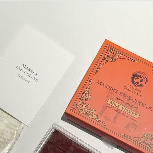 bandaltokki X jjunively on Instagram: "#광고 @makers.chocolate #메이커스초콜릿
부드럽고 쫀득한 파베 초콜릿 밀크 벨벳 🍫

세계 Top5 농장과 직거래한 싱글 오리진 카카오빈을 이용하여 선별부터 포장까지 모든 과정을 직접 관리하는 빈투바 공정으로 믿을 수 있는 품질과 진정성을 담았다. 첨가물 없이 비정제당을 넣어 은은하면서 고급스러운 단맛과 깊게 남는 카카오의 풍미가 매력적이며, 저속 노화 간식 선물로 추천한다. 🧡 그릭요거트나 와인, 커피와 함께 곁들여 먹으니 더욱 조화롭다. 
.
.
#빈투바초콜릿 #생초콜릿 #파베초콜릿 #고급초콜릿 #수제초콜릿 #프리미엄초콜릿 #선물용초콜릿 #초콜릿선물세트 #답례품 #답례품추천"