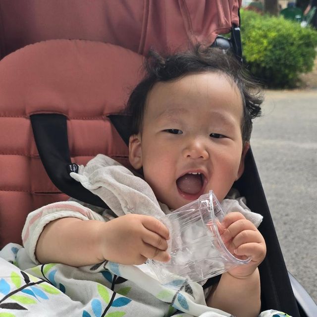 밤찌랑클램♡ on Instagram: "#협찬 
더운 여름에도 햇빛을 가려주거나 에어컨 빵빵한 실내에선 거즈블랭킷 필수🩵
까꿍놀이하다가 낮잠 꿀맛이쥬☺️

부드러운 100% 순면 거즈 블랭킷이라 통기성도 좋구 부피도 작아서 들고 댕기기도 넘 좋음!

국내 생산이라 마감처리도 깔끔하고 믿음직스러움🩵

집에서는 낮잠이불로도 좋아요🩵

@inuo_inuo

#아이누오 #inuo #아이누오블랭킷 #여름블랭킷 #블랭킷 #신생아블랭킷 #아기블랭킷 #낮잠이불 #아기이불 #아기휴대용이불 #휴대용블랭킷 #신생아이불 #유모차담요 #거즈블랭킷 #애착이불 #아기여름이불 #신생아여름이불 #순면블랭킷 #유아블랭킷 #어린이집이불 #이린이집낮잠이불 #아기담요 #신생아담요"