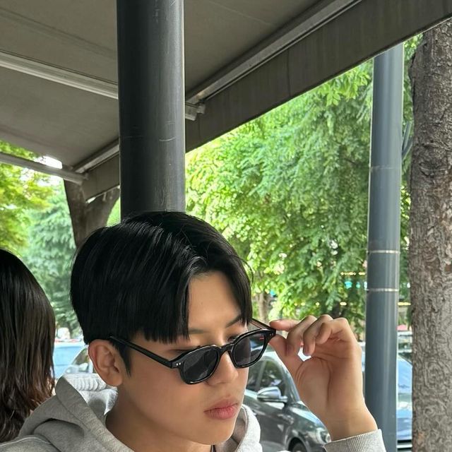 유은석 on Instagram: "#협찬 여름 준비 완료😎 
눈 부실 때 필수🔆
@gguba_official"