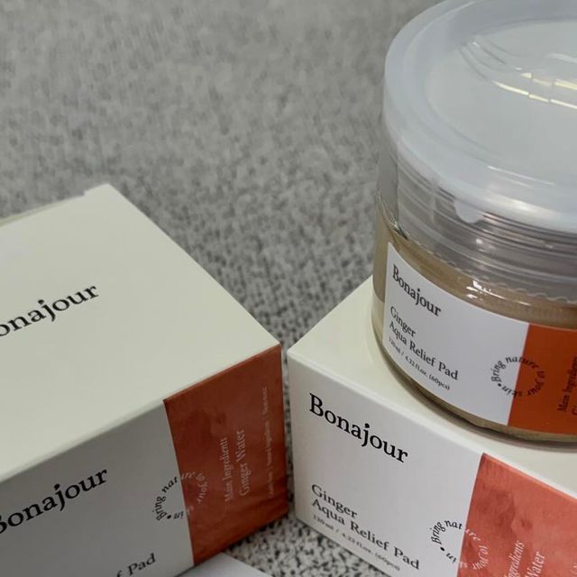 최주영 on Instagram: "#광고 #보나쥬르 @bonajour_official 

보나쥬르 진저 아쿠아 릴리프패드🧡

민감한 피부를 위한 저자극 각질케어 및 장벽보호성분이 함유된 토너패드에요
진정, 항산화 에너지를 담은 생각수로 만들어져서 촉촉하게 피부보습 챙길 수 있어요🫶

날씨가 더워지면서 얼굴에 홍조가 올라와서 진정이 필요했는데 자극없이 각질관리까지 완벽해서 요즘 매일 사용중🌷

저처럼 민감성 피부이신분들 #진저아쿠아릴리패드 로 피부관리해보세요👏

#광고#보나쥬르#진저아쿠아릴리프패드#진저패드#토너패드#진정패드#비건토너패드#토너패드추천#응급진정#bonajour#천연화장품#제품제공"