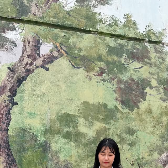 SOHEE 소희 on Instagram: "#광고 너무 편한 르무통 운동화,,, 운동화 신어본 것 중에 가장 편해서 요즘 교복템으로 매일 잘 신고 있는 아이에요 🩷

저는 조금만 걸어도 발이 아프고 불편한데 오래 걸어도, 오래 서있어도 너무 편해요!! 쿠션감이 진짜 좋고 가벼워서 색깔별로 구매해서 신고 싶을 정도에요!! 👍🏻

@lemouton_shoes 

✨ 구매링크
https://lemouton.co.kr/product/detail.html?product_no=277&cate_no=153&display_group

#르무통 #발편한슈즈 #업 #발편한운동화 #데일리슈즈 #운동화추천 #르무통운동화"