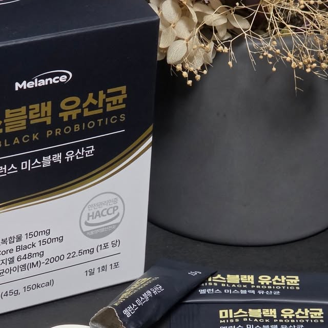 김혜인 on Instagram: "#광고 요즘 하나씩 보이기 시작한 새치 때문에 관리 시작했어요 🖤 그래서 챙기게 된 미스블랙 프로바이오틱스 ✨ 새치 영양제 + 유산균을 한 번에 관리할 수 있는 제품