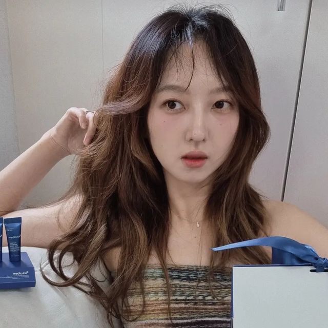 kaheelee 달보드레 콩닥이 꽁냥이 on Instagram: "#광고 @medicube_korea
럭키비키한 일상에서 찾는 엑소좀샷💙🫧✨️
모공에 직접 꽂는 신개념 모공 타이트닝 앰플이 한정판 에디션에 65% 특가까지 완전 럭키비키 🍀
본품에 미니앰플 4개로 구성되어 있어서 여행 갈때도 미니앰플 쏘옥🧳 선물 패키지 구성도 예쁘구 역시 한정판은 못참지💙🫧🩵👍 
늘어지는 모공 방치하지 말자구요✨️🫧
#메디큐브 #메디큐브엑소좀샷 
.
.
💙2024년 출시후 메디큐브 No.1 모공 대란템, ‘엑소좀샷 모공앰플 2000’이 한정판 대용량 에디션으로 출시 (본품 1개 + 미니앰플 4개 구성으로 대용량 구성)
🎁선물하기에 좋은 고급스러운 패키지, 여름 휴가때 가지고 다니기 좋은 미니 앰플
🎊한정판 에디션 85,000원 -> 29,900원으로 65% 특가
✨️보통 ‘엑소좀’ 성분은 피부 통로를 만들어주는 장치*가 필요하지만 (*MTS, 롤러 등) 엑소좀샷 모공앰플 내 ‘엑소좀’ 성분은 모공보다 13배 작은 크기로 샤프하게 만들어져 별도의 장치 없이도 즉각적인 모공 케어 및 부스팅 가능
💎에스테틱에서 실제 사용하는 고가 원료 ‘엑소좀’이 1500만개 들어있는 모공앰플
🩵바르고자면 다음날 즉각적으로 모공이 쫀쫀해지는 느낌
🤍메디큐브 최다 31종 인체적용시험 완료 (모공, 피지, 겉보습, 피부결, 광채 등 전체적인 피부 컨디션 즉각적인 효과)

#메디큐브모공앰플 #모공앰플 #메디큐브엑소좀샷모공앰플 #메디큐브엑소좀앰플 #엑소좀샷모공앰플 #모공줄이는법 #모공템추천 #모공관리 #모공타이트닝 #여행템 #홈케어 #선물추천 #여름코디 #셀카 #selfie #좋반 #likeforlikes #맞팔은디엠"