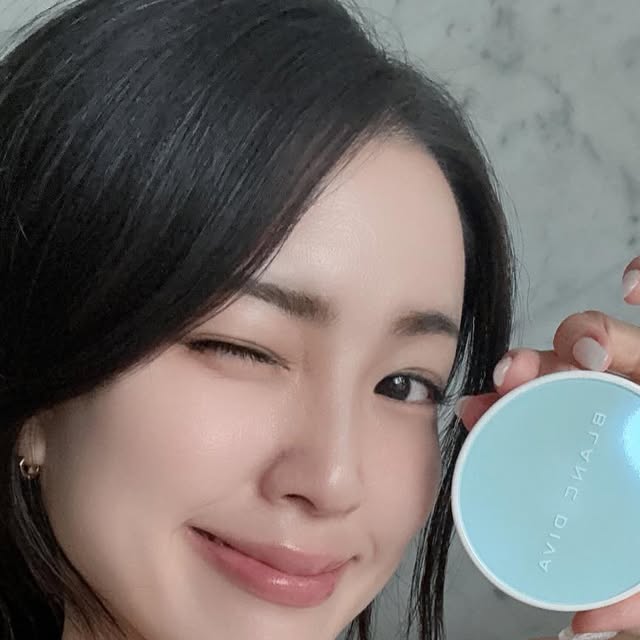 𝒂𝒘𝒆𝒔𝒐𝒎𝒆  𝑮𝑼𝒁𝑬𝑳  규젤⛳️ on Instagram: "#광고 @blancdiva_official 🩵
얇은 커버, 겉보속촉 실크결 피부로 만들어주는 
블랑디바의 #워터벨벳쿠션 🩵

새미매트 질감으로 
속은 촉촉, 겉은 보송하게 매끈실크결 피부로 연출할수있엉ㅅ🩵

#블랑디바#BLANCDIVA#여름쿠션#올리브영쿠션#올영추천#여름쿠션#커버쿠션#밀착력좋은쿠션#무너지지않는쿠션#커버력좋은쿠션#워터벨벳쿠션#보송매트쿠션#보송쿠션#세미매트쿠션"