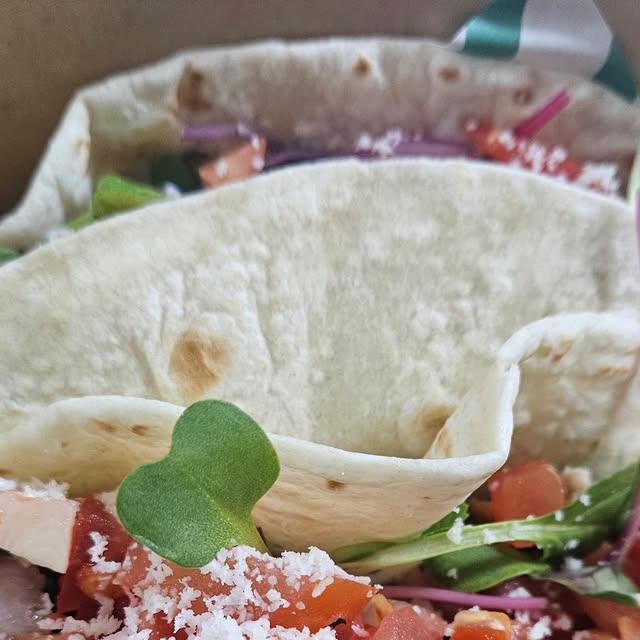 Sun Gold on Instagram: "🌮 미사에서 만난 신상 타코 맛집, 루카스타코 방문 후기

최근 미사에 새롭게 문을 연 타코 맛집 루카스타코에 다녀왔습니다. 평소 멕시칸 음식, 특히 타코를 좋아하는 편이라 새로 생긴 곳이라고 해서 기대를 안고 방문했는데요. 결과적으로는 기대 이상으로 만족스러웠던 곳이라 소개해 보려고 합니다.

미사 지역에 새로운 맛집이 계속 생기고 있는데, 그중에서도 루카스타코는 비교적 최근에 오픈한 곳으로 깔끔한 매장 분위기와 신선한 재료가 인상적인 곳이었습니다. 매장에 들어서자마자 느껴지는 분위기가 캐주얼하면서도 감각적이라 가볍게 식사하거나 친구들과 방문하기에도 좋겠다는 생각이 들었어요.

🌮 시그니처 타코, 정말 취향 저격

루카스타코에서 가장 먼저 주문한 메뉴는 바로 시그니처 타코였습니다. 이곳의 대표 메뉴라고 해서 기대했는데, 한 입 먹어보니 왜 시그니처인지 바로 알겠더라고요.

토르티야 위에 올라간 재료들이 정말 신선했습니다. 야채는 아삭하고, 고기는 촉촉하면서도 풍미가 좋았고, 소스까지 전체적으로 밸런스가 잘 맞았습니다. 타코는 재료의 신선함이 중요하다고 생각하는데, 이곳은 그 부분을 정말 잘 살린 느낌이었습니다.

특히 먹을수록 과하지 않고 깔끔한 맛이 계속 당기는 스타일이라 한 개로는 아쉬워서 추가 주문까지 하게 됐습니다. 타코 좋아하시는 분들이라면 분명 만족하실 것 같아요.

🥑 신선함이 느껴지는 재료

루카스타코에서 인상 깊었던 부분 중 하나는 재료의 신선함이었습니다. 야채는 싱싱했고, 전체적인 맛이 무겁지 않고 깔끔했습니다. 그래서 식사 후에도 부담스럽지 않은 느낌이 좋았습니다.

또한 플레이팅도 깔끔하게 나와서 사진 찍기에도 좋았고, 음식 자체의 색감도 좋아서 자연스럽게 시선이 가더라고요. 요즘 미사에서 가볍게 멕시칸 음식을 즐기기 좋은 곳을 찾는다면 괜찮은 선택지라고 생각합니다.

🌮 미사에서 타코 생각날 때

미사에서 새로운 맛집을 찾고 계시거나, 색다른 메뉴가 당길 때 루카스타코는 한 번쯤 방문해 볼 만한 곳입니다. 특히 타코 좋아하시는 분들이라면 시그니처 타코는 꼭 드셔보시길 추천드립니다.

전체적으로 신선한 재료와 균형 잡힌 맛이 인상적이었고, 부담 없이 즐길 수 있는 분위기도 좋았습니다. 다음에는 다른 메뉴들도 하나씩 도전해 보고 싶네요.

미사에서 맛있는 타코가 생각나는 날이라면 루카스타코 한번 들러보셔도 좋을 것 같습니다.

#광고#루카스타코#미사타코#하남타코#타코맛집#시그니처타코#샐러드볼"