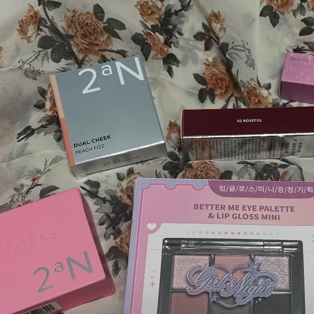 김형 on Instagram: "#광고#투에이엔#블루밍가든#올영추천#봄웜#봄웜라#듀얼치크#하이라이터 봄향기 가득나던 투에이엔 블루밍가든 컬렉션!! 이전엔 립제품 위주로 털어봤다!! 역시나