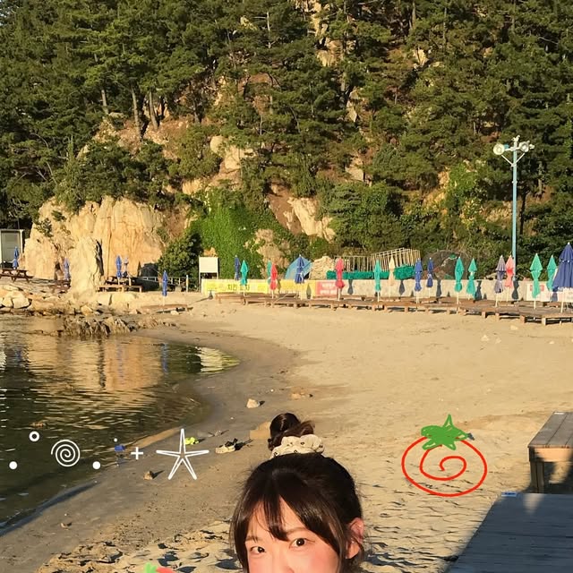 김소연 | Fashion • Beauty • Trip on Instagram: "#광고 @roidesrois.official 

김소연 여름휴가 기록! !! ෆ ~~~
다들 여름여행 다녀오셧나요 저는 삼척으로 다녀왔는데 너무 행복한 여행이엿던거 잇죠 💘 정말 여행만 다니면서 살고싶어요 

이번 여름휴가는 큐트큐트깜찍발랄한 #로아드로아 반팔티와 함께 🐰😻🐘🦊

#무신사 #썸머티셔츠 #프린팅티셔츠 #오버핏 #커플티 #티셔츠추천"