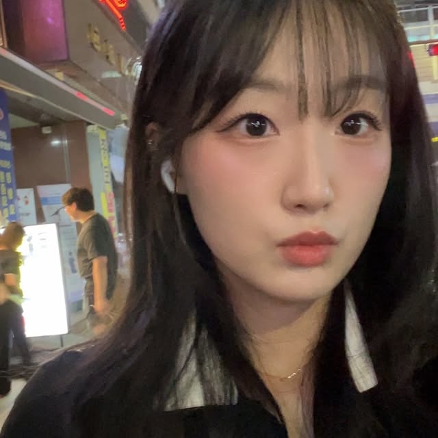홍명진 on Instagram: "#제품제공 @kkotvora_official 
꽃보라1924 글리터라이너✨

비건 인증받은 글리터라니🧸
브러쉬도 완전 세밀해서 섬세하게 그릴 수 있고,
특히 눈 앞머리에는 실버한송이, 애교살에는 로즈골드한송이를 바르면 너무 이쁘자나💘

요즘 내 파우치에 들어간 필수템들 🌸
학교다니는거 재미없었는데 덕분에... 기분전환했지만 그래도 종강주세요!

#광고#꽃보라1924#비건화장품#눈화장#아이메이크업#지속력#애교살라이너#추천"