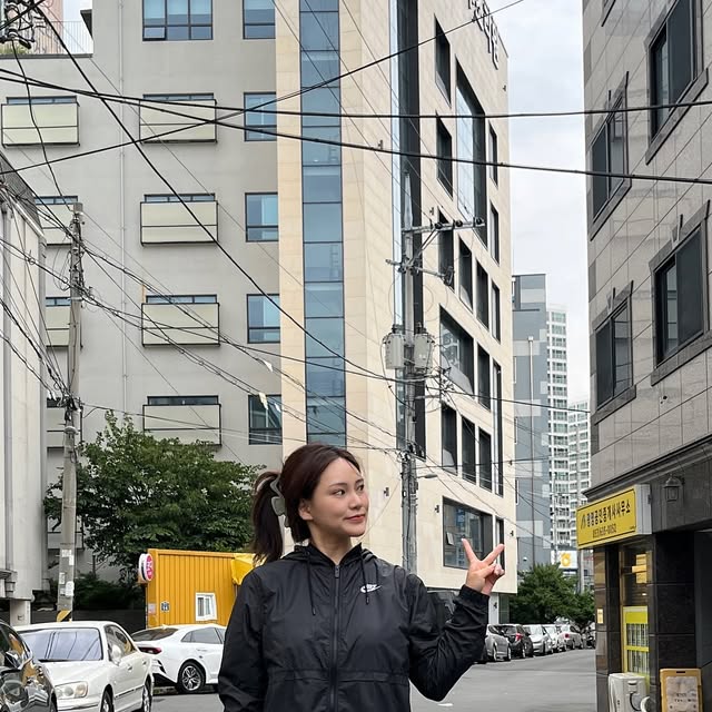 다요터 on Instagram: "#협찬 
스탠다드에러 87-STAN171 미니멀 워싱 카펜터 버뮤다 데님팬츠 빈티지 블루 제품 착용해보았어요

허리부터 밑단까지 자연스럽게 떨어지는 와이드한 핏의 버뮤다 데님 팬츠로 터치감이 부드럽고 견고한 내구성의 원단으로 편안한 착용감이 아주 마음에 들어요 !

빈티지한 컬러감이 포인트인 데님 팬츠로 다양한 스타일링 가능해 자주 손이가게되는 바지 good

@standarderror_official 

#스탠다드에러 #STANDARDERROR #남여공용팬츠 #데님 #데님팬츠 #팬츠 #바지 #와이드바지 #워싱팬츠 #버뮤다팬츠 #버뮤다 #반바지 #데일리룩 #바지추천 #DenimPants #Denim #Pants"