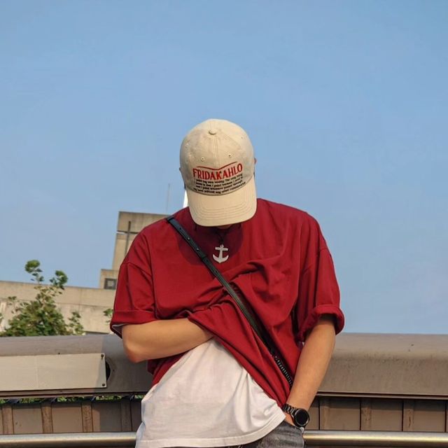 경景 | 캐트릿 • 데일리룩 on Instagram: "#협찬 이 옷만 입으면 나도 3대 500...! @ninez_official [코튼 절개 와이드 오버핏 반팔 티셔츠] 178cm 73kg / L size 진한 버건디 색감에 절개 디테일들이 포인트!!