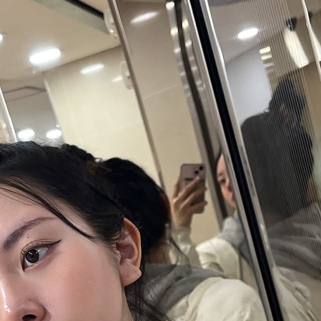 천하 on Instagram: "#광고 
꿀 피부 만들려 왔어요~🤩

하이클X라이온미 에스테틱샵 분당점

1. BHA 딥포어 젤 클렌저

과잉 피지 제거에 탁월한 여드름 기능성 클렌저

촉촉한 젤 제형이 피부를 자극 없이 부드럽게 감싸며, 효소 세안처럼 말끔하게 피지를 제거합니다.

피지와 각질을 정돈해주는 BHA 5,000ppm이 함유되어 있어 여드름 고민 피부에 적합합니다.

2. BHA 딥포어 미니마이징 토너

산뜻하게 모공을 조이고 피지를 조절해주는 미알칼리 토너

집에서 간편하게 모공 케어 가능하며, 과도한 피지를 닦아내고 모공을 조여줍니다.

고함량 BHA가 함유되어 모공 속 피지를 정리하고, 탄닌 성분이 피지 분비를 억제해줍니다.

3. 히알판테틴 모이스처 플럼핑 크림

속건조와 모공 건조를 동시에 케어해주는 고보습 수분크림.

한 번에 20겹의 수분을 쌓아주는 플럼핑 기능으로, 피부 깊숙이 수분을 공급해 모공까지 채워줍니다.

히알루론산과 비타민 B5 유도체(판테틴)가 시너지 효과로 수분 유지력을 높여줍니다.

하이클 LHA 톤앤글로우 소프트닝세럼 (환생세럼) 

피부를 깨워주는 새로운 결광 루틴, 혁신적인 5세대 LHA 펄피큘로 피부 결·톤·광을 한 번에 케어하는 하이브리드 세럼입니다.

자극은 최소화하고 효과는 극대화하는 하이클만의 전달 포뮬라로, 매일 아침 부드럽고 맑은 피부로 환생.

#하이클#라이온미"