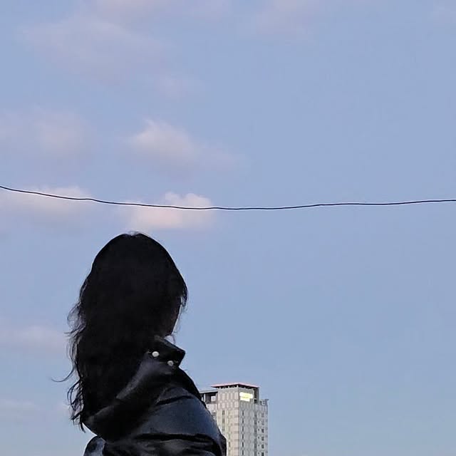 송이 on Instagram: "#광고

87-STAN106 유틸리티 하프넥 레더 패딩 블랙 🖤

포근하고 가벼운 하프넥 패딩
부드러운 PU 소재로 감싸주는 따뜻함에
충전재는 폴리에스터 100%로 보온성까지!

여유로운 실루엣으로 어디에나 편하게 매치되고,
투웨이 지퍼로 다양한 스타일링이 가능!
소매와 밑단 밴딩 덕분에 핏도 안정감 있게 잡히는✨

데일리룩, 출근룩, 나들이룩까지
한겨울까지 든든하게 함께할 아우터
 
#데일리패딩 #겨울아우터
#스탠다드에러#standarderror#패딩#레더패딩#아우터#패딩추천#겨울아우터#레더#숏패딩#하프넥#하프넥패딩"