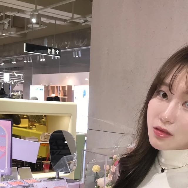 서에오 on Instagram: "#광고 #투에이앤 
12/5 ~ 12/12 진행하는 더현대에서 진행하는 가장 핫한 팝업🩷
크리스마스🎄핫플 더현대에서 홀리데이 감성 낭낭한 걸스나잇 컬렉션 투에이앤을!!
팝업 현장에서 제품 구매 시 담는 만큼 가져갈 수 있는 스쿱 이벤트까지…🥹
구매한 것보다 받은 게 더 많은 혜자 팝업🤍 

#2an#투에이엔팝업#걸스나잇컬렉션#듀얼치크#베러미아이팔레트#퓨어글래시하이라이터#더현대#더현대서울#더현대팝업#더현대비클린팝업#비클린팝업#팝업추천#팝업스토어#연말데이트"