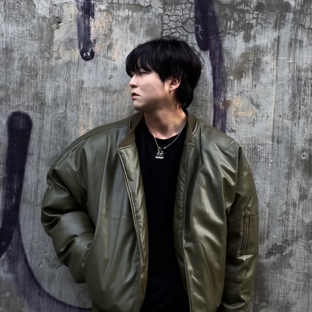 かぜ on Instagram: "#광고
@standarderror_official 
스탠다드 에러 에서 패딩을 보내주셨는데요 

색감 너무 이쁘고 여유로운 실루엣의 후드집업 레이어드 패딩이라 더 이쁜데 탈부착도 가능하다구요 거기에 심지어 따듯함

#스탠다드에러#standarderror#패딩#아우터패딩추천겨울아우터레더숏패딩레더패딩"