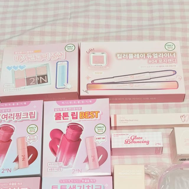 다우 on Instagram: "@2an_official #광고 
⠀
투에이엔과 사랑에 빠진 Ssul... 풉니다⠀
⠀
모델 하츠투하츠 처럼 사랑스럽고 상큼한 색상의 신상들을 #올리브영 에서 만나 볼 수 있었습니다!⠀#올영픽 제품이라 오프라인매장에서도 쉽게 찾을 수 있었어요!⠀
⠀
이름도 #러브버블컬렉션 으로 이름이랑 찰떡인 기획세트들과 예쁜색상의 제품들을 입양했습니다❤️‍🔥🫧⠀
⠀
⠀
⠀
#글레이즈바운싱틴트 03호 레이지는 뮤트한듯 라이트한 투명여리핑크컬러로 페일,라이트,뮤트 톤 분들 모두 사랑할 수 밖에 없는 틴트였습니다
⠀
16슈가버블 기획세트는 14피그미 미니버전과 한세트이며 상큼발랄한 라이트핑크 컬러로 여쿨라이트 분들께 강추 할 수 밖에 없는 틴트입니다!
⠀
09 캔디츄 기획세트는 03레이지 미니버전과 한세트로 청량하고 맑은 체리핑크레드 컬러로 여쿨부터 겨쿨까지 포인트 컬러로 추천드려요!⠀
⠀
⠀
⠀
#듀얼치크 #06핑크페탈 기획세트에는 귀여운 하트핀까지 받으실 수 있어요! 뽀용뽀용한 부드러운 핑크컬러로 라이트에서 뮤트분들까지 좋아하실 블러셔입니다@3@
⠀⠀
⠀
#16핑크텐션 기획세트는 하트핀과 타투스티커도 받아보실 수 있구, 좀더 핫한 핑크 느낌으로 뽀용치크의 정석 컬러의 블러셔에요! 여쿨라이트 겨쿨브라이트까지 쓸만한 형광등 치크 입니다⠀
⠀
⠀
⠀
#컬러플레이듀얼라이너 는 제가 가장 극찬하고 싶은 제품인데요😍 지속력이 너무 좋았어요, 부드럽게 발리는데다 번짐과 지워짐에서 자유로웠습니다❤️❤️‍🔥⠀
⠀
#04로지캔디 기획세트에는 싱글섀도우 01플라워샤워가 같이 증정되고 있어요!
뉴트럴 컬러로 웜톤부터 쿨톤까지 예쁘게 사용할 만한 로즈컬러라 실패확률 0%⠀
⠀
#03타로버니 는 제 최애 라이너가 될거같아요! 쿨톤이 사랑할 수 밖에 없는 컬러라이너로 모든 쿨톤분들께 추천드려요!!!⠀
⠀
⠀
⠀
#베러미아이팔레트 #02페어리 기획세트에는 컬러링 아이프라이머 미니03타로가 증정되고 있습니다!
뽀용하면서 부드러운 컬러의 핑크로즈 색상의 팔레트로 여쿨부터 봄웜 분들까지도 좋아하실만한 컬러의 팔레트 일 거 같습니다!!⠀
⠀
⠀
⠀
#롱웨어링파운데이션미니 #20호복숭아 컬러는 올영 단독컬러라 놓칠 수 없었습니다,,, 제겐 너무 밝은 컬러지만 이렇게 예쁜 컬러의 파운데이션을 입양하지 않는다면 그건 죄악입니다...ㅎㅎㅎ⠀⠀
⠀
작은 복숭아같은 #워터픽스메이크업퍼프 증정은 한정수량이니 얼른 달려가주세요!!!⠀
⠀
2만원 이상 구매시 버블파우치와 리유저블백 증정 또한 소진시 마감되니 참고하셔서 멋진쇼핑 되시길 바랄께요💝⠀
⠀
⠀
⠀
⠀
⠀#올리브영추천템 #투에이엔 #2an #투에이엔블러셔 #투에이엔치크 #투에이엔하이라이터 #투에이엔x올리브영 #투에이엔듀얼치크 #투에이엔파운데이션 #투에이엔틴트 

⠀"