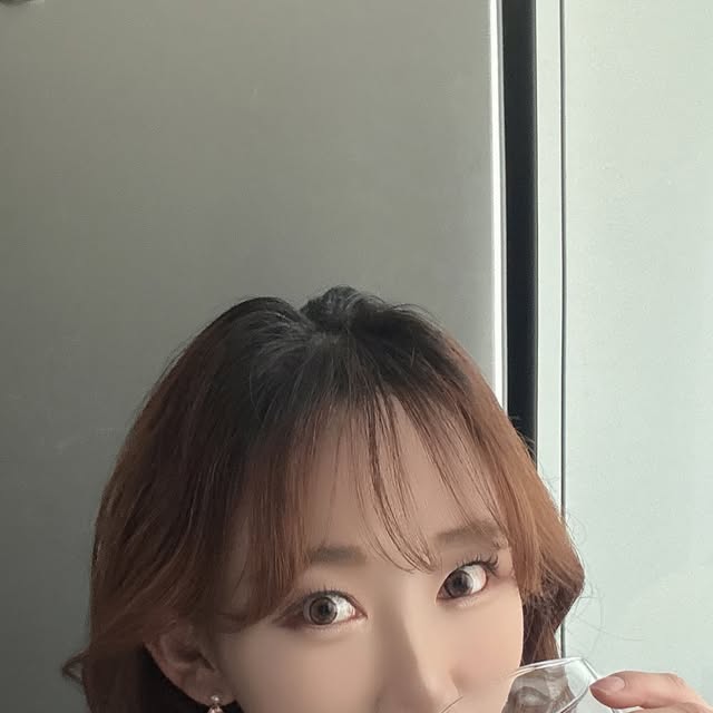 혜삐Jenny❤️ on Instagram: "#광고 - 겨울만 되면 건조함과 싸우는게 일상인데 건조하다 유분이 많아서 화장이 뜬다 느껴질때마다 화장품을 덧발라주는게 답이라고 생각했어요. 그런데 속