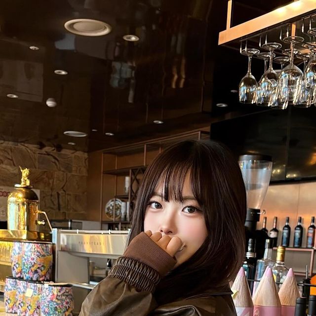 히츄 on Instagram: "#광고 가을 그 자체 🧸🤎 페미닌한 비바브라운 크롭자켓 #비바브라운 #여자자켓 #크롭자켓 #레더자켓 #트위드 #상의 #Leather #jacket #top #vivabrown #ビバブラウン #上衣 #ジャケ
