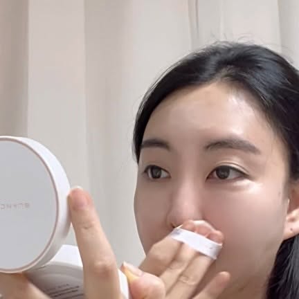 소녀의세계 on Instagram: "<올리브영 강남점 글림 커버리지 쿠션>
.
7월 25일, ~27일까지 올리브데이라서 파격세일중이랍니당
1️⃣최대2만원 할인
2️⃣최대3천원 적립
3️⃣카카오페이로 결제시 3천원 즉시 할인

그렇때 쟁여놔야 되는 템을 소개해용~🫶🏻
글림 커버리지 쿠션~~

저는 건성피부나 중성피부는 아니고 복합성~ 지성 피부에 가까운데요🥹
그래서 그런지 겨울에는 물광피부에 물먹은듯 탱글해 보이지만 여름에는 피지가 폭팔해서
찍은 영상들 보면 죄다 뾰루지 자국이에요 ㅠㅠ

이럴때 겨울에 쓰던 쿠션을 써주면 망핏~~🥹
여름용 쿠션을 써줘야하는데요, 글림 커버리지 쿠션은 복합성& 지성 피부 맞춤형으로
아주 뽀용한 피부 연출이 가능하답니다🫶🏻🫶🏻

저는 약간 홍조끼가 있어서 21호 노란색을 구매했고, 붉은기가 있는 피부표현을 잘 잡아줬어요
뽀용하고 매트한 쿠션이라 개기름이 덜 흘러 보인다구요!!
올 여름에는 이것만 써야겠어요!!
올리브영 강남점에서는 이미 품절됬기 때문에 다시 재입고 날짜만 기다리는중~~🙏
.
.
.
.
.
.
#올리브데이 #올리브영데이 #올리브영할인 #강남올리브영 #강남역올리브영 #올리브영추천템
#여름쿠션추천 #지성피부쿠션추천 #지성피부 #복합성피부쿠션 #매트쿠션 #보송쿠션 #여름쿠션"