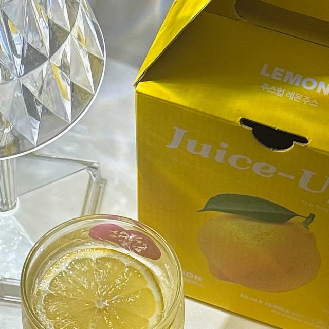 Jenna | #광고 @juiceup_wellness

🍋청량하고 가벼운 레몬 100% 레몬주스 🍋

첫 모금에서 느껴지는 산뜻하고 과하지 않은 깔끔한게~ 
크으~~👍🏻

인위적인 단맛 없이 ❌
레몬 본연의 상큼함이 또렷하게 살아 있어서
리프레시가 필요한 순간에... | Instagram
