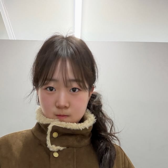 김연화 on Instagram: "#협찬 @osawa_official 🤎

포근하고 부드러운 퍼 스웨이드 자켓!
보들보들한 털 안감이 매우 따뜻하고 카라넥이 정말 귀여운 포인트라고 생각합니다…

#오사와 #OSAWA #퍼자켓 #크롭자켓"