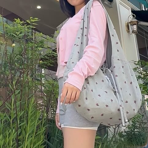 팝업•여행•카페•맛집 [아르스] on Instagram: "#협찬

편안함이 이렇게 예쁠 수 있나요?
요즘 제 데일리 슈즈는 단연 르무통 스위트 메리제인!

✔️ 푹신한 미드솔에 가벼운 무게
✔️ 신발 안 벗어도 되는 히든밴드로 편한 착화
✔️ 리사이클 PET 원사로 만든 친환경 원단까지 🌿

뛰어난 착화감 덕분에 하루 종일 신고 있어도 발에 피로감이 거의 없어요.
슬랙스, 데님, 원피스 어디든 잘 어울리는 미니멀한 디자인이라
출근룩, 마실룩, 여행룩 어디서든 찰떡같이 잘 어울려요✨

공식몰에서는 사이즈 교환 무료니까
사이즈 고민도 덜고 편하게 도전해보세요!

#르무통 #메리제인 #편한여성구두 #발편한구두 #데일리코디"