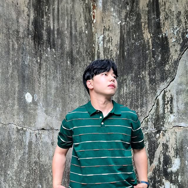조성진 on Instagram: "#광고 입체적인 스트라이프 패턴이 매력적인 카라니트에요✨

아이러니포르노 화이트라인(@1rony9orno_official) / 프론트 엠보 스트라이프 카라니트

▪️ 일정 간격으로 배치된 입체적인 컬러 스트라이프가 단조롭지 않게 포인트를 더해줘서 멀리서 봐도 느낌이 살아나요🪐

▪️ 통기성이 우수한 원단이라 한여름에도 쾌적하게 입기 좋고, 카라 디자인과 단추 여밈으로 단정한 무드를 연출해주면서도 편하게 입을 수 있었어요🌿

▪️ 기본 컬러지만 디테일이 살아있어 다양한 하의와 매치하기 좋고, 단추 여밈으로 분위기를 다르게 연출할 수 있어 활용도가 높았어요🩵

깔끔하면서도 포인트를 주고 싶을 때 추천하는 아이템으로, 와이드 팬츠나 데님과 매치해도 캐주얼하고 단정한 무드를 모두 살릴 수 있어요.

#아이러니포르노화이트라인 #아이러니포르노 #카라니트 #반팔니트 #여름니트 #니트추천 #데일리룩 #무신사"