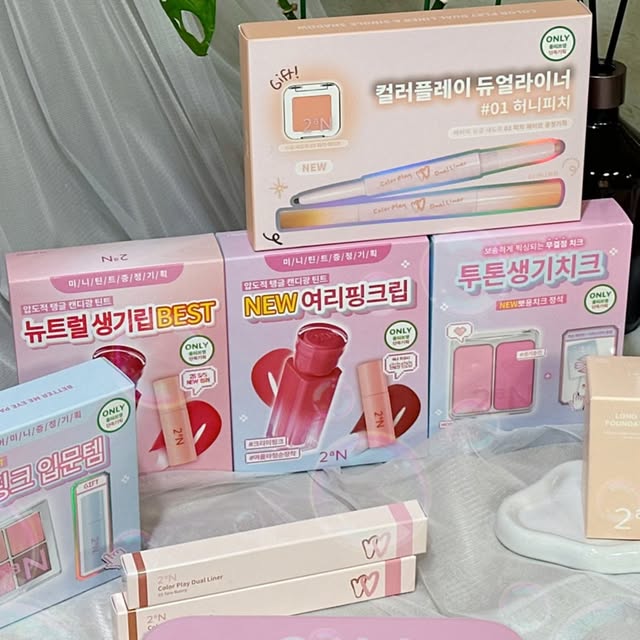 조제 🕊 on Instagram: "#광고
8월 투에이엔 올영픽 추천템💗 ˖࣪｡･:*:･ﾟ★,｡･:*:･ﾟ☆
올리브영에서 직접 만나보고 데려온 아이들이에요.
여쿨라라면 특히 반가울 컬러들이 가득 🫧🤍

💜 베러 미 아이 팔레트 16호 버블 캔디 (6색)
글리터 쉬머•매트펄•매트 조합으로 하나의 팔레트에서
경험할 수 있는 다양하고 섬세한 텍스처 구성으로
베이스부터 포인트까지 전부 가능해요.
핑크·코랄 섞인 느낌이라 여름쿨에게 찰떡.
단독으로도 예쁘지만 블렌딩하면 ‘사랑스움' 한도초과

💖 듀얼치크 16호 핑크 텐션
생기 톡톡 아이시한 퓨어 아이돌 핑크
한쪽은 투명하게 맑은 핑크, 다른 쪽은 은은한 톤업 핑크.
컬러를 섞어 쓰면 자연스럽게 혈색 업!
미세 블러 파우더로 모공과 요철을 보정한 듯
맑고 뽀용하게 연출🫧
말 그대로 생기를 켜주는 블러셔.✨

💋 글레이즈 바운싱 틴트
-16호 슈가 버블: 당도100%밀키스트로베리핑크
톤 다운된 핑크베리, 쫀득한 텍스처가 입술을 글로시하게 감싸줘요.
-5호 버블리: • #뉴트럴라이트#생기핑크
맑고 투명한 로지 핑크, 생기 가득하게 표현되는 데일리 립.

✨ 컬러 플레이 듀얼 라이너
-01 허니 피치: 따스한 꿀 먹은 피치와 소프트 브라운 음영
-03 타로 버니: 뽀용한 버니 핑크와 울먹 모브 브라운 음영
-05 팝핑 베리: 쿨한 플럼 베리 핑크와 앰버 브라운 음영

펄+음영컬러 한 제품에 들어있어 활용도가 높아요.
언더라인에 살짝만 넣어도 눈매가 반짝이는 느낌 🌟

🍑롱 웨어링 파운데이션 미니 20호 복숭아
미니 사이즈지만 커버력은 확실.
얇게 발리면서 모공 끼임 없이 피부를 매끈하게 정리해줘요.
20호는 복숭아빛 핑크 톤으로, 칙칙한 피부를 환하게
밝혀줘서 여쿨 톤에 잘 맞는 컬러였어요.
파우치에 쏙 들어가는 사이즈라 휴대용으로 딱!

이번 올영픽은 확실히 “여쿨 취향저격 컬러”라서
메이크업할 때마다 설레는 조합이 생기네요 🎀

올리브영 @oliveyoung_official
투에이엔 @2an_official 

#올영픽#올리브영추천템#올영필수템#러브버블컬렉션#롱웨어링파운데이션미니#컬러플레이듀얼라이너"