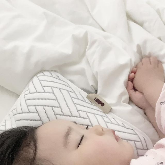 𝗟𝘂𝗰𝘆 𝗬𝗼𝗼 on Instagram: "#제품제공 #아이누오 @inuo_inuo

헤헤 👶🏻 울아기 편안하게 잘 자고 있구나아아 🤍

국내생산 아기 베개 찾는다면 이거!!

단두증,사두증 진단을 받은
둘째 아이를 위해
아빠가 직접 만든 아이베개라서 더 믿음이 가는 베개에요

신생아때 아기 두상관리 해줘야 하는데
매번 돌려눕혀주기 힘들잖아요!
이 베개에 재우면 걱정 없음 😀😃

프리미엄 듀라론 소재로 제작되어
시원하고 태열에 도움을 줄 수 있어요!!
땀 많이 흘리는 아이라면 꼭!!!

베개 본체와 목지지대 충전재 밀도를 달리하여
아이의 경추 보호가 잘 되도록 해주는데

진짜 좋은건!
성장하는 아이의 체형에 맞게 사용가능한
3단계 목지지대를 모두 다 받을 수 있어서
아이가 커가면서, 아이에 맞게 바꿔주면 좋아요

#광고#아이누오#아기베개#아이베개#유아베개#두상베개#아이두상베개#아기두상베개#아기베개추천#아이베개추천#아이경추베개#아기경추베개#출산선물#육아선물#육아템#육아추천템#육아템추천#신생아베개#신생아베개추천#임신선물#임신축하선물#아이누오아기베개#짱구베개#통잠베개#inuo#태열베개#아기여름베개#신생아여름베개#신생아태열베개"