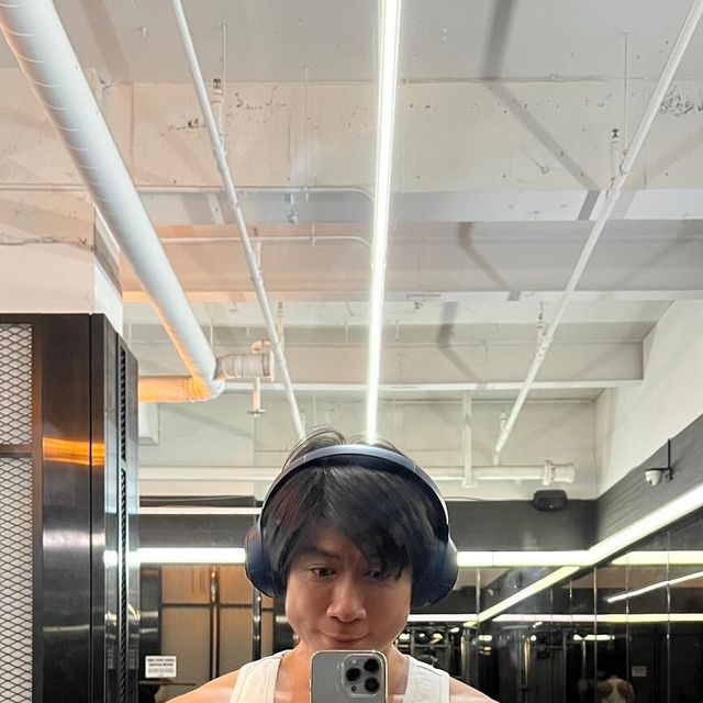𝑱𝒎𝒂𝒏'𝒔 𝒃𝒐𝒅𝒚𝒄𝒉𝒆𝒄𝒌 on Instagram: "⠀
#협찬

2024-05-15 바디캘린더 781번째 운동 일지

☑️ chest day 
1️⃣ 가슴운동 윗가슴 위주 운동
2️⃣ 천사등장: 수행 후 바벨 깔리진 않았는데 고정되는상단에 안 걸려서 아둥바둥되는데 옆에분이 올려주심 
3️⃣ 가슴 비어 보여서 큰일 

✅ 운동 끝난 후 씻은뒤 집에갈 때 매일 뿌리기 좋은 블랙하비 아쿠아맨 제품을 사용해 봤습니다. 

🤿 제품특징
① 신선한 파도와 자연의 향긋한 오렌지를 표현한 감미로운 향
② 남자들이 보편적으로 선호하는 시원하고 무겁지 않은 느낌으로 데일리 향수로 적합
③ 비슷한향 : 불가리 뿌르옴므

111분 38세트 14.0톤

플라이: 케이블 (웜업)
웜업 15kg 15회
1세트 26kg 10회
2세트 26kg 10회
3세트 26kg 10회

체스트 프레스: 머신
웜업 47kg 10회
웜업 47kg 10회
1세트 54kg 10회

벤치 프레스: 인클라인, 바벨
웜업 20kg 12회
1세트 40kg 10회
2세트 60kg 8회
3세트 80kg 5회
4세트 85kg 5회
5세트 85kg 5회
6세트 85kg 5회
7세트 85kg 5회
8세트 60kg 8회
드랍 20kg 8회

체스트 프레스: incline 머신 원암
웜업 40kg 10회
1세트 80kg 6회
2세트 100kg 5회
3세트 100kg 5회
4세트 100kg 5회
5세트 80kg 5회

체스트 프레스: 머신 NAUTILUS LEVERAGE
1세트 40kg 10회
2세트 80kg 5회
3세트 85kg 5회
4세트 85kg 5회
5세트 85kg 4회

딥스: 가슴, 머신
1세트 60kg 10회
2세트 120kg 5회
3세트 130kg 5회
4세트 130kg 5회
5세트 120kg 5회
6세트 80kg 5회

(슈퍼세트) 플라이: mid, 케이블
1세트 11.25kg 12회
2세트 16.25kg 12회
드랍 11.25kg 12회
3세트 16.25kg 12회
드랍 11.25kg 12회
4세트 16.25kg 12회
드랍 11.25kg 12회
5세트 16.25kg 12회
드랍 11.25kg 12회

(슈퍼세트) 플라이: low, 덤벨, 양손
1세트 6kg 15회
2세트 6kg 15회
3세트 6kg 15회
4세트 6kg 15회
5세트 6kg 15회

#향수 #불가리뿌르옴므 #향수선물 #선물추천 #수제향수 #남녀공용향수 #드레스퍼퓸 #섬유향수 #블랙하비"