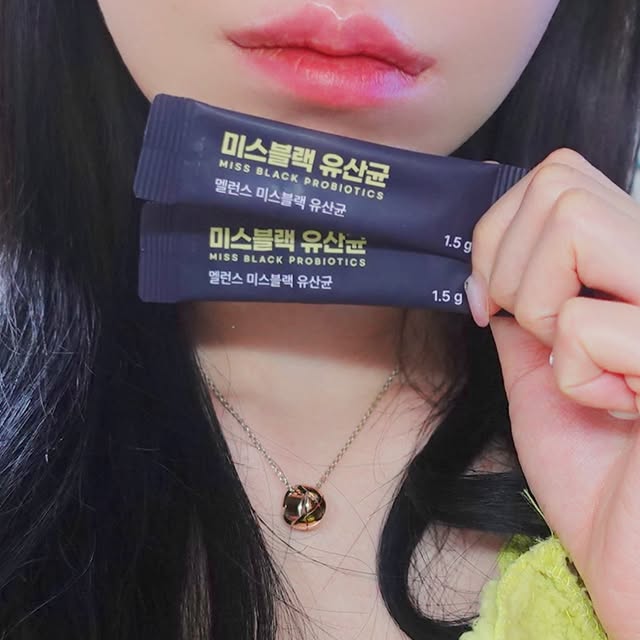 BB beauty on Instagram: "#협찬 @missblack_official

요즘 거울 볼 때마다 새치가 하나둘 보이기 시작해서 😢
관리를 좀 해줘야겠다 싶었는데요,
최근에 알게 된 미스블랙 프로바이오틱스 – 여성 새치 전용 유산균을 꾸준히 챙기고 있어요 🖤

이 제품은 단순한 유산균이 아니라,
멜라닌 생성에 도움을 주는 유산균이 들어 있어서
속부터 건강하게 케어할 수 있다는 점이 마음에 들었어요 ✨
기존 유산균이 장 건강 위주였다면,
이건 새치 케어까지 생각한 “기능성 유산균”이에요 🙆‍♀️

하루 한 포씩, 물 없이 바로 섭취할 수 있어서 너무 간편하고
입안에서 녹는 가루 타입이라 부담 없이 챙기기 좋아요 🍒
상큼한 맛이라 아침에 기분 좋게 시작할 수 있답니다 💕

특히 락토바실러스, 비피도박테리움 등 10종 이상의 유익균이 함유되어 있고,
멜라닌 생성을 도와주는 비오틴, 아연 등도 함께 들어 있어서
두피와 모발 건강까지 한 번에 케어할 수 있어요 🌿

새치는 단순히 염색으로 가리는 게 아니라
속부터 관리해주는 게 중요하잖아요!
그래서 요즘은 매일 꾸준히 이 유산균으로 루틴을 만들어가고 있어요 🌸

몇 주째 챙겨먹고 있는데,
피로할 때도 두피가 예전보다 편안한 느낌이고
머릿결도 한결 윤기가 돌더라구요 ✨

하루 한 포로 간편하게 새치 케어와 유산균 관리까지 —
진짜 꾸준히 먹을수록 만족감이 커지는 제품이에요 💛

#광고 #미스블랙 #새치영양제 #새치유산균 #멜라닌유산균 #새치예방 #여성유산균 #두피케어 #모발영양제 #프로바이오틱스 🦋🌿"