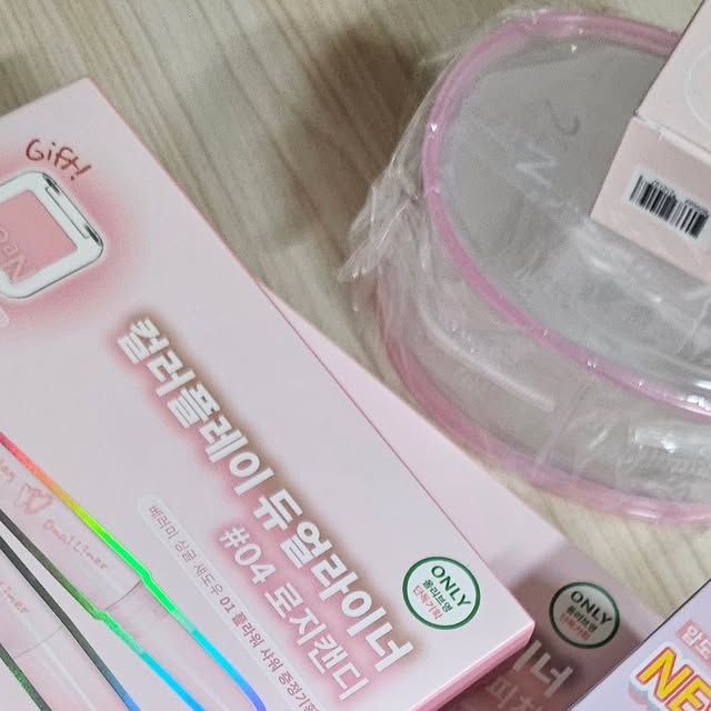 키킥 on Instagram: "#광고

올리브영 8월 #올영픽 ✨ 

이번 달 추천템은 바로 투에이엔 러브 버블 컬렉션💗
보기만 해도 사랑스러운 무드에, 발색력까지 완벽!

💄 컬러 플레이 듀얼 라이너 – 한 번에 두 가지 무드 연출 가능!
💧 롱 웨어링 파운데이션 미니 – 땀·유분에도 무너지지 않는 깔끔 베이스!
🎀 러브 버블 컬렉션 – 메이크업 포인트 주기 딱 좋은 귀여운 패키지까지💕

이번 달 #올리브영추천템 으로 메이크업 파우치 업데이트 완료✔️

#올영픽#올리브영추천템#올영필수템#러브버블컬렉션#롱웨어링파운데이션미니#컬러플레이듀얼라이너"