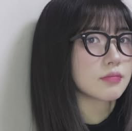 연우 on Instagram: "#광고 

TONK 블랙 색상 착용했어요!
무척 동글동글한 안경이라 너무 귀엽고
데일리용으로 잘 사용할 것 같네요 😉

#모먼트어스 #momentus"