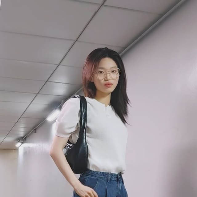 박이나 on Instagram: "청바지에 툭 걸쳐주면 스트릿한 패션 완성

소프트한 터치감과 시원한 통기성으로 36℃ 한여름 날씨에도 입고 다녔어요:)
깔끔한 디자인을 가진 꾸안꾸 여름니트 어떠세요?

#협찬#무신사 @1rony9orno_official #IRONYPORNOWHITELINE#IRONYPORNO#아이러니포르노#아이러니포르노화이트라인#반팔니트#여름니트#니트코디#여름니트추천#KNIT"