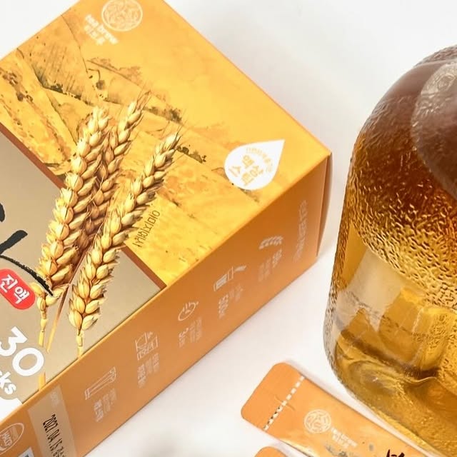 ✨살구패밀리✨ on Instagram: "#제품제공
🌾맥널티 티브루 보리차 진액

날이 더워지면서 시원하고 고소한 보리차가 너무 땡기더라구요🥺

더운 날 뜨거운 불 앞에 있기 힘들 때 너무 좋은 3초면 아주 구수하고 진한 보리차를 먹을 수 있다는 사실!!!!!

스틱형으로 가방이나 파우치에 한 두개씩 넣어서 생수 하나 사서 넣으면 보리차 바로 완성!! 찬 물에 그냥 부었는데도 너무 잘 섞이고 진짜 고소했어요💕

식품안전관리인증 HACCP 을 통해 깨끗하고 안전한 환경에서 생산하고 있어 더 믿을 수 있어요

✅국내산 보리를 사용한 보리차 98% 고농축 진액
✅액상과당 대신 프락토올리고당 함유
✅스틱 1개로 보리차 30병 제조 가능!!

간편하고 쉽고 빠르게 한 여름 시원하고 꼬소한 보리차 드셔보세요!!!
.
.
.

구매링크⬇️
https://bit.ly/Teabrew-barley
.
.
.
#맥널티#티브루#보리차#티브루보리차#보리차원액#액상차#보리차스틱 #체험단"