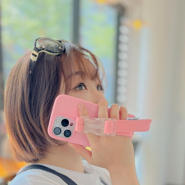 빈토리 Bintory | Travel Influencer 日本語可能❤️ on Instagram: "#광고 봄 분위기 물씬 🌸
누케이스 파스텔손목거치대케이스

여자라면 누구나 좋아할
러블리한 딸기우유 컬러에 
유연한 소재에 도톰한 디자인의 밴딩이라
손목에 끼워 편하게 사용할 수 있는
아이폰케이스신상이에요 🙂

예쁜 디자인이 많아서 
아이폰케이스구매는 언제나 절거워〰
아이폰거치대케이스라서 
거치대로도 사용하기 좋답니댜 :) 

캠프, 등산 등 야외활동이 많아지는 계절
손목에 끼고 자유롭게 활동해보세요! 
그립톡과는 또 다른 편안함과 
감성 넘치는 거셀까지 다 책임져준다구

@noo.cases 
6월 한달 구매평을 남기면
커피 기프티콘도 쏜다구 🤘🏻✨

#귀여운케이스
#귀염뽀짝케이스
#힙한케이스
#아이폰케이스
#거치대케이스
#손이자유로운케이스
#아이폰14프로케이스
#아이폰15케이스
#파스텔케이스
#봄케이스"