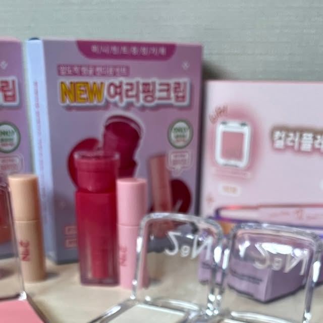🐕멍냥맛집모험🐈 [ 서울맛집 | 인천맛집 ] on Instagram: "#광고 8월에 올리브영 기획으로 출시된 2aN(투에이엔) 제품들!
가격도 부담 없고 기획세트 구성도 알차서 매장 가자마자 골고루 담아왔어요 🙌

역시 색감맛집 투에이엔답게, 발색 하나하나가 너무 예뻐서 요즘 데일리 메이크업은 전부 투에이엔으로만 하고 있을 정도예요ㅎㅎ
올영픽 추천템으로 선정된 이유가 확실히 있더라구요. 완성도 높은 조합이라 만족도 최고!

💄 글레이즈 바운싱 틴트
15 피치 버블: 은은한 피치빛이 데일리템으로 딱! 촉촉하면서 탱글한 광택이 매력적이에요.
16 슈가 버블: 달콤한 슈가 핑크빛으로 과즙미 뿜뿜 🍑 여리여리한 메이크업에 찰떡.

🍑 듀얼 치크
06 핑크 페탈: 투명하게 맑은 핑크라서 얼굴 전체가 환해 보이는 느낌. 소프트 블러 효과 최고.
17 버블 하트: 톡톡 튀는 러블리 무드! 주홍빛이 은근 모든 톤에 잘 어울려서 활용도 높아요.

✨ 퓨어 글래시 하이라이터
WHO1 프로스티: 시원한 실버펄이라 여름 메이크업에 청량한 포인트 줄 때 딱.
IV01 슈가 베일: 슈가 파우더 뿌린 듯 은은한 반짝임, 어떤 베이스에도 자연스럽게 어울려요.

🎨 컬러 플레이 듀얼라이너
05 팝핑 베리: 눈꼬리에 포인트 주면 생기 업! 강렬한 베리빛으로 개성 있는 메이크업 완성.
02 베베 핑크: 여리여리한 핑크톤, 데일리 라이너로 은근 손이 자주 가는 컬러.
04 로지 캔디: 로맨틱한 코랄빛이라 무난하면서도 분위기 있는 눈매 연출 가능.

🪞 롱 웨어링 파운데이션 미니
20 복숭아: 피치빛 보정으로 생기 있는 피부 표현 가능! 들뜸 없이 밀착돼서 여름철에도 무난하게 쓰기 좋아요.

👉 이번 조합은 여름철 데일리템 찾는 분들께 강추!
오프라인 매장에서 꼭 테스트해보고 구매 추천드려요 💕

@2an_official

�💚 다른 투에이엔 제품 보기💚
https://bit.ly/3YYFX8Q

 #올영픽 #올리브영추천템 #올영필수템 #러브버블컬렉션 #롱웨어링파운데이션미니 #컬러플레이듀얼라이너"