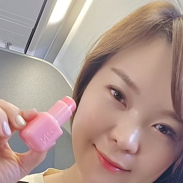 Yun Heesun on Instagram: "#협찬 #광고 #투에이엔 #블루밍가든 #올리브영추천 #올영추천 #봄화장 #메이크업 #봄웜 #봄웜라 #예뻐져라예뻐져 맘맞는 최애 멤버와 일본 가고시마로 골프 하러 가면서