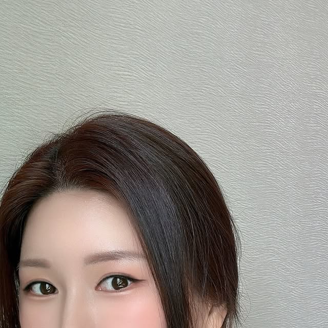 🤍ⓖⓞⓞ ⓖⓞⓞ🕊🤍 on Instagram: "#광고

✨음영 하나로 완성되는 분위기✨

가루날림 적은 맑은 컬러로
초보자도 쉽게 쓸 수 있는
#나틴다 아트 인 뮤즈 실루엣 쉐딩🫶🏻

쿨톤/웜톤에 맞춰~~
두 가지 컬러로 출시됐어요🥹
💛01 소프트 브론즈 (웜톤 추천)
: 따뜻한 브론즈로 데일리 음영 완성
🩵02 스모키 헤이즈 (쿨톤 추천)
: 차분한 애쉬로 세련된 입체감 연출

저는 02 스모키 헤이즈를 선택했는데
자연스럽고 세련된 음영이
데일리 메이크업에 찰떡이에요🤍

🏷️@natinda_official 🌿
_
.
.
#아트인뮤즈실루엣쉐딩 #쉐딩 #쉐이딩 #음영
#윤곽 #쿨톤 #웜톤"