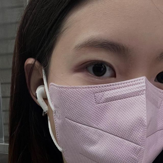 @again_birdfoot on Instagram: "#광고 힐링팩토리에서 KF94새부리형 컬러마스크 핑크 컬러를 보내주었어요🩷

요즘 날씨가 부쩍 추워지면서 저를 포함한 많은 제 주변인들이 아주아주 지독한 감기에 걸리기 시작했는데요 🤒

감기에 안걸리려면 가장 중요한 두 가지!!
바로 나갈 때는 마스크 쓰기!
나갔다 들어오면 바로 손 씻기!

요즘같이 날씨가 쌀쌀하고 감기에 걸린 사람들이 많은 때는 마스크 꼭꼭 쓰고다녀야한다구요!!
더군다나 요새 독감과 코로나가 아직도 돈다는 사실...😱

구매링크 👉  https://smartstore.naver.com/yourbliss/products/8632941308

여러분들도 모두 감기 조심하세여!!😷

#힐링팩토리 #마스크 #새부리마스크 #KF94 #KF94마스크 #황사마스크 #방역마스크 #컬러마스크"