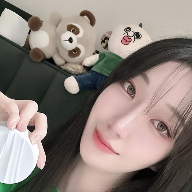 정윤 on Instagram: "#광고 @aprilskin_korea 🩵
에이프릴스킨 최초제작, 이너글로우 매커니즘 쿠션을 소개드려요!!

요즘 제 1호쿠션인 에이프릴스킨 쿠션,,인생쿠션되버려따
글로우의 촉촉함+매트의 뛰어난 커버력이 합쳐진 쿠션입니다🫶🏻

건성부터 지성까지 모든 피부에 다 잘어울리는 화잘먹 카밍 쿠션이라고 합니다 !! (스킨케어 성분 54%함유)

쿠션에 키링도 걸수있게 제작되서 꾸미기도 가능해요🐥✨
저는 피부가 좀 건조한편이라 촉촉한 쿠션을 찾고 커버를 하는편인데 에이프릴스킨은 촉촉한데 커버력도 좋더라구요!! 세상🥹🩵

모공이나 잡티 커버까지 되니 너무좋았고 무너짐도 없었어요
에어홀zone+플랫zone이 합쳐진 하프퍼프까지..킬링포인트👏🏻

퍼프도 쫀쫀하고 무엇보다 쿠션이 청량해서 들고다닐때마다
시원한기분,,🩵저는 01페어 호수 사용하였어요!!

더 자세한 사항은 에이프릴스킨 자사몰 확인해주세요🤍
🩵https://aprilskin.com/
개인적으로 이번여름 쿠션중 강추드려요(찐 저의픽,,)

#에이프릴스킨#글로잉매트쿠션#글로잉매트#글로우쿠션#매트쿠션#쿠션팩트#쿠션팩트추천#모공커버쿠션#커버력좋은쿠션#쿠션파데추천#커버쿠션#파운데이션추천#19호쿠션#17호쿠션#21호쿠션#쿠션추천#쿠션#aprilskin"