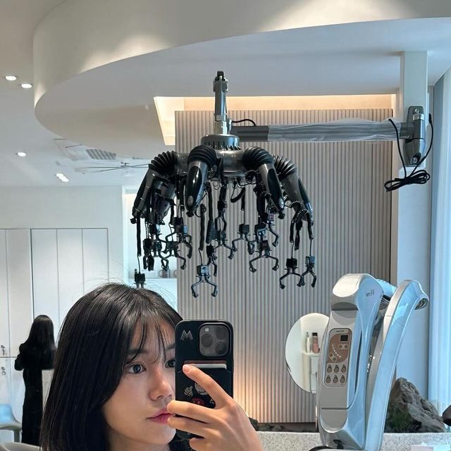 🌸혜민🌸 on Instagram: "#광고 레이어드 씨컬펌~❤️
여름 준비를 위해!! 머리 하러 가기>_<
시원하구 가볍게 레이어드컷에 씨컬 추가용!!
.
층이 많이 있어서 고민이였는데 예쁘고 친절한 유아 디자이너쌤과상담후 진행!
머리 손상도 없이 원하는 자연스러운 컬로 나와서 대만족😆
깔끔한 인테리어에 금손 선생님까지 완벽한 유메즈헤어🫶
@umez_official @umez_youa 
.
이제 똥손인 나도 쉽게 머리 할수이땅!!ㅎㅎㅎ
이제 쭉쭉 길어야지~
.
자라나라 머리머리!!😆
.
#여자펌#여성펌#레이어드컷#레이어드펌#긴머리레이어드펌#여자긴머리펌#단발펌#단발모즈펌#글램펌#젤리펌#허그펌#글램펌#바디펌#빌드펌#중단발펌#허쉬펌#중단발레이어드펌#매직셋팅#사이드뱅#허쉬컷#강동역미용실#강동구미용실#천호역미용실#천호미용실#송파구미용실#송파미용실#여성헤어모델#여자헤어모델  #여름 #여름헤어스타일"