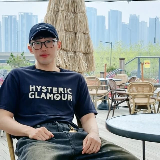 허지민 on Instagram: "#광고 #협찬 #스탠다드에러 #무신사

안녕하십니까! 스탠다드에러(@standarderror_official)와 함께하는 2번째 제품은 "미니멀 워싱 핀턱 버뮤다 데님 팬츠 빈티지 블랙"입니다 🙋‍♂️

⛱️ 여름 필수템! 요즘 같은 날씨에 매일 입게 되는 버뮤다 팬츠 

✔️ 멋스러운 와이드 핏
허리부터 밑단까지 자연스럽게 떨어지는 핏이라
다리라인 커버에도 좋고, 스타일도 확 살아나요!
편하게 입었는데 트렌디한 느낌이라 더 좋아요 ✨

✔️ 부드럽고 튼튼한 원단
입자마자 느껴지는 부드러운 터치감!!
얇지만 힘 있는 원단이라 하루 종일 입어도 흐트러짐 없어요 👍

✔️ 디테일에 진심인 팬츠
무광 니켈 리벳으로 빈티지한 무드를 살리고,
지퍼는 믿고 쓰는 YKK 제품이라 부드럽고 튼튼해요!
작은 차이에서 퀄리티가 느껴지더라구요 🤔

✔️ 빈티지 컬러감으로 완성도 UP
톤다운된 데님 컬러가 흔하지 않아서
티셔츠, 셔츠, 슬리브리스 어디에나 찰떡이에요
데일리룩부터 휴양지룩까지 활용도 만점!

꾸안꾸 스타일로 딱 좋은 스탠다드에러의 버뮤다 데님 팻츠,
이번 여름 데일리 팬츠로 찜 하세요 🙇‍♂️"