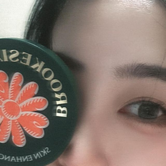 경아 [𝓐𝔂𝓪]💜 on Instagram: "#협찬

가볍고 산뜻한 텍스처의 초슬림 커버쿠션 💚

메마르고 포슬포슬한 파우더가 아닌
안정적으로 수분을 지켜주는 
겔 형태의 오일 컨트롤(피지케어) 에센스 포뮬러 !
들뜸, 뭉침 없이 매끈하구 땀과 습도에도 무너지지않는
반 무광 쿠션 💚

어때요? 속에서 부터 올라오는 반짝임✨
디자인 아기자기 해서 너무 소중해🐣

제품 런칭 이전에 미리 사용해보는데 아주 칭찬해 👏🏻👏🏻

@brookesia_official 
#광고 #쿠션추천 #매트쿠션 #쿠션파운데이션 #쿠션팩트추천"