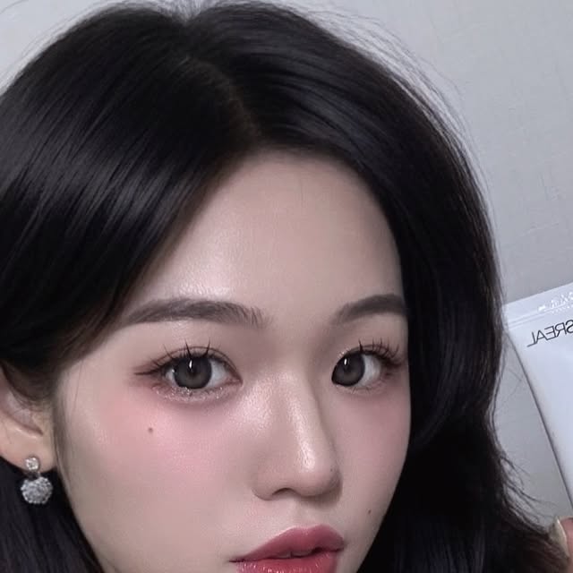 𝓐𝓻𝓲 on Instagram: "#디시즈리얼 #시카징크밤크림 #협찬 🤍 . . 오늘은 트러블 흉터 자국 개선에 도움이 되는 크림을 소개해드려용☁️☁️☁️ #시카 성분이 피부 진정에 도움이 되는 건