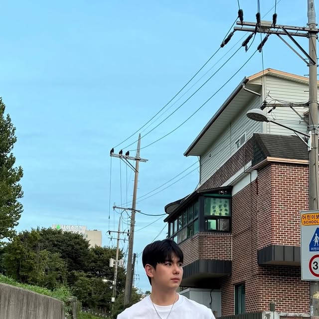 핸수 on Instagram: "#광고 @standarderror_official 

‘벌룬핏 워싱 와이드 데님팬츠’

미니멀한 디자인과 내추럴한 벌룬핏 실루엣이 특징인 데님팬츠입니다☺️

터치감이 부드럽고 견고한 내구성의 원단으로 편안한 착용감이 포인트로 캣워싱 작업으로 빈티지하고 트렌디한 컬러감의 워싱이 매력적인 팬츠🔥🔥

YKK사의 고급 지퍼를 사용해 튼튼하고 부드러운 슬라이딩도 너무 좋네요✌🏻

#스탠다드에러 #데님팬츠 #데님추천 #와이드팬츠 #데님 #바지 #팬츠 #팬츠추천 #코디추천 #데일리룩 #pants #denim #DenimPants #standarderror"