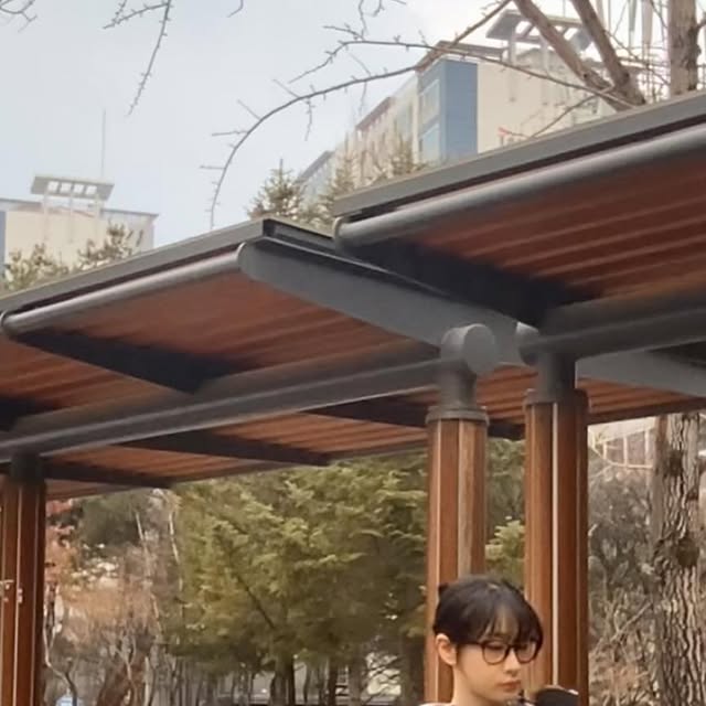 레사 (𝓡𝓮𝓼𝓪 / れさ) on Instagram: "셔츠 진심녀의 체크후드셔츠🖤 여유로운 핏으로 입으면 항상 팔이 길었는데 안길다? 너 내가 자주 입어야게써!! ψ(｀∇´)ψ 집와서 다른거랑도 같이